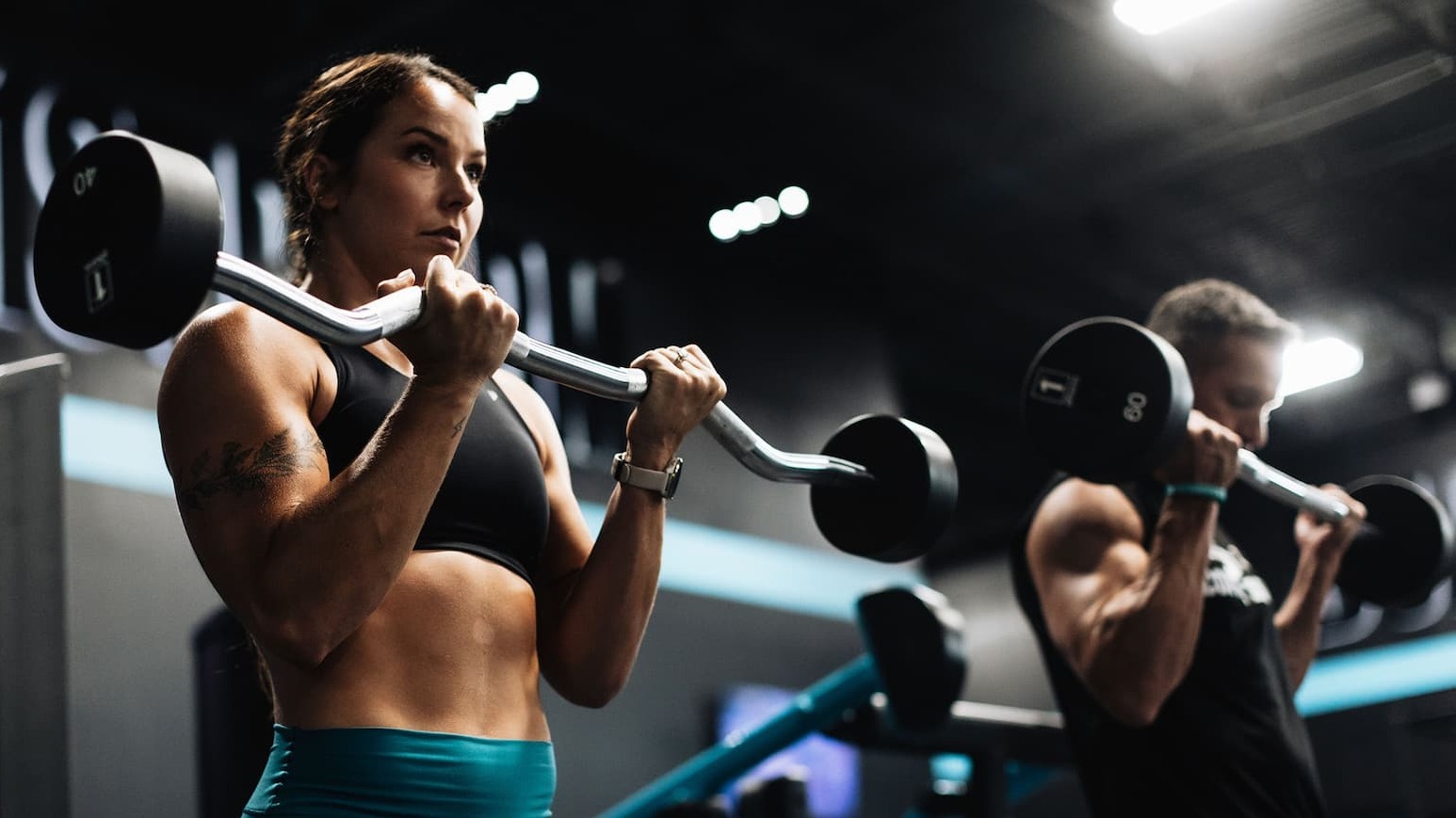 10 Effective Exercises For Better Arm Workouts - Photo of Lifting Weights