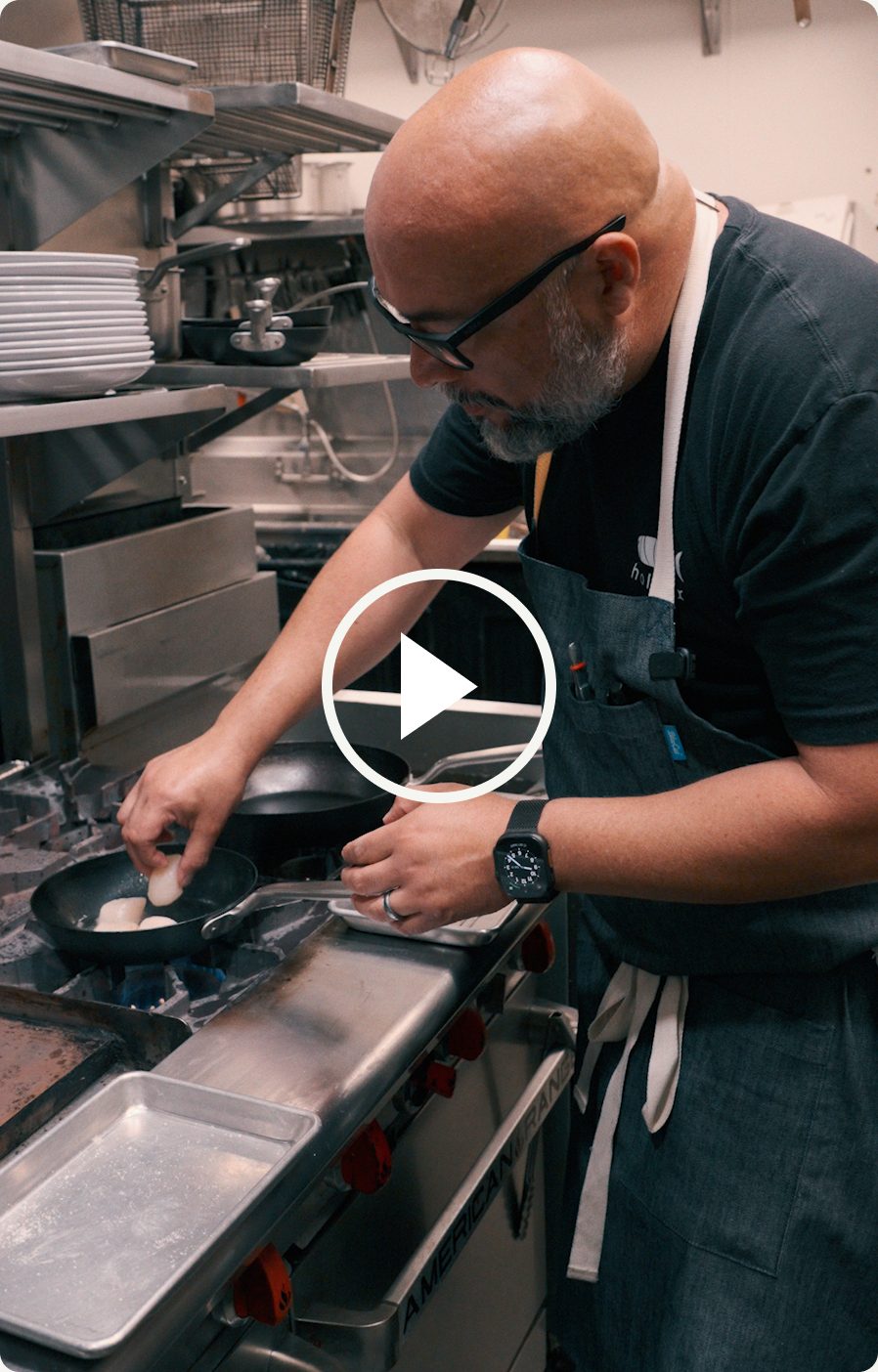 Chef Gilberto Cetina searing scallops — video