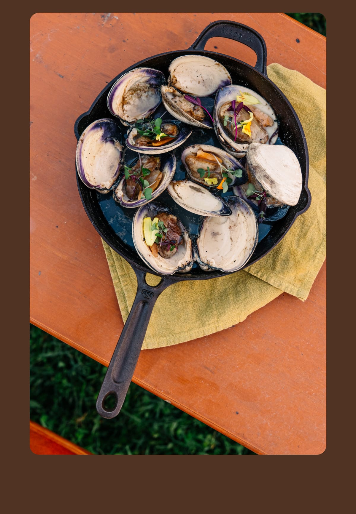 Image of cooked clams in a cast iron skillet