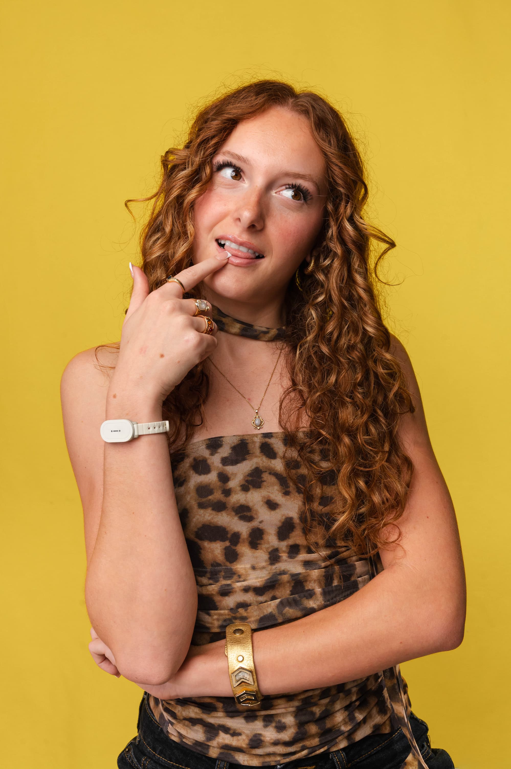 Red hair girl wearing the BT4 POP in Off-White color on a yellow background