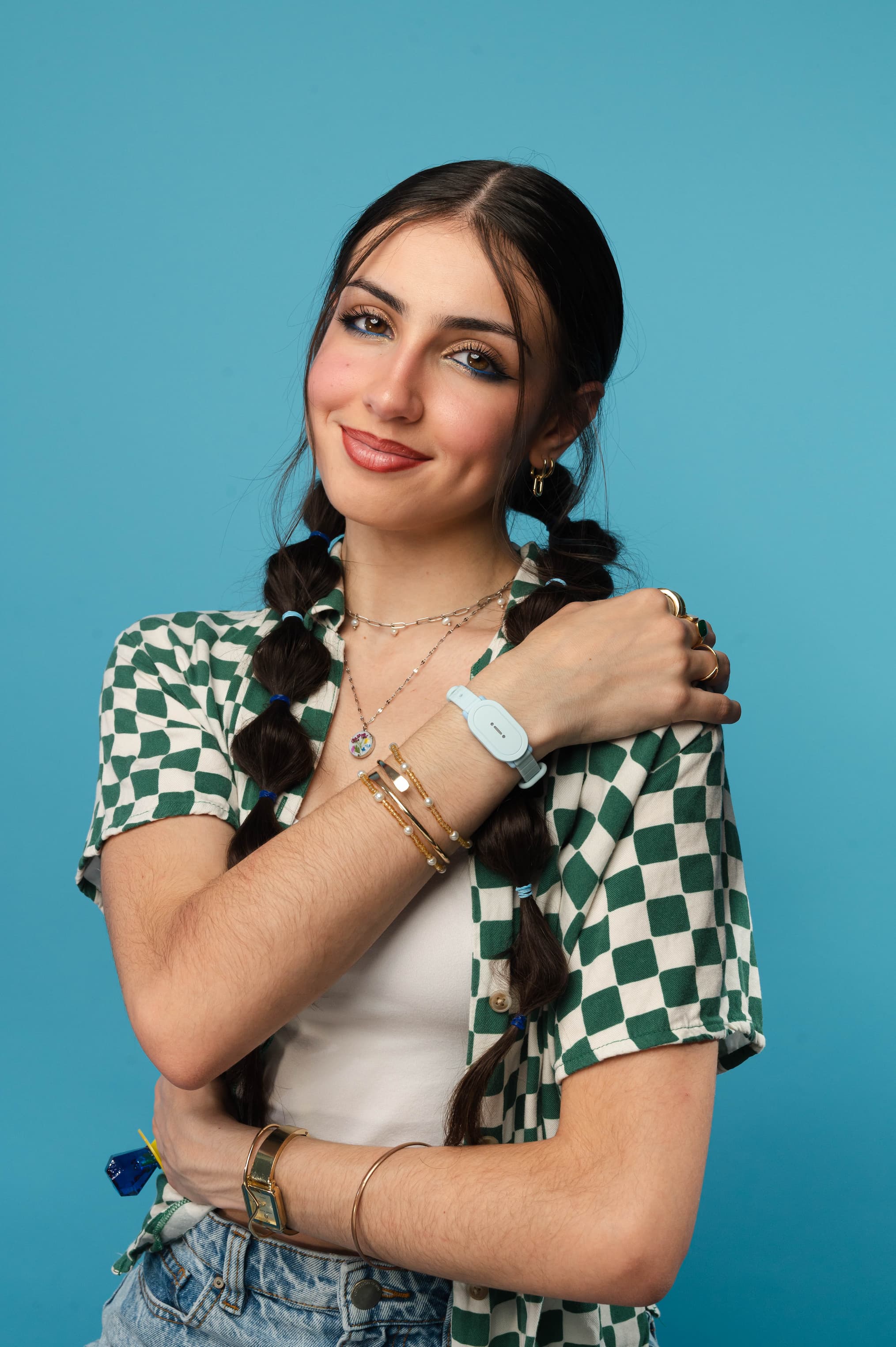 Brunette girl wearing a BT4 POP in Blue color on a Blue background 