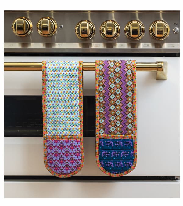 A sew of sassy oven mitts. >>