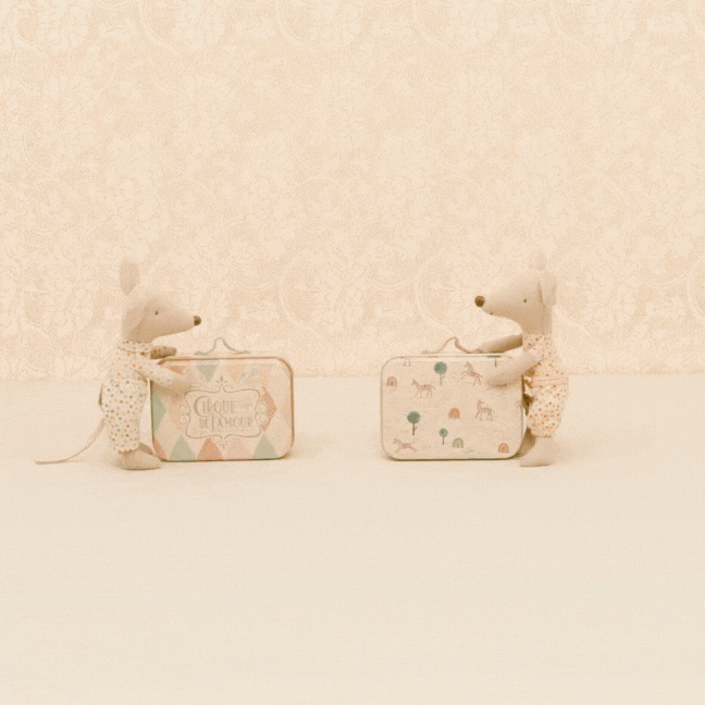 Maileg mice changing clothes to new costumes. Maileg mice changing clothes to new costumes.