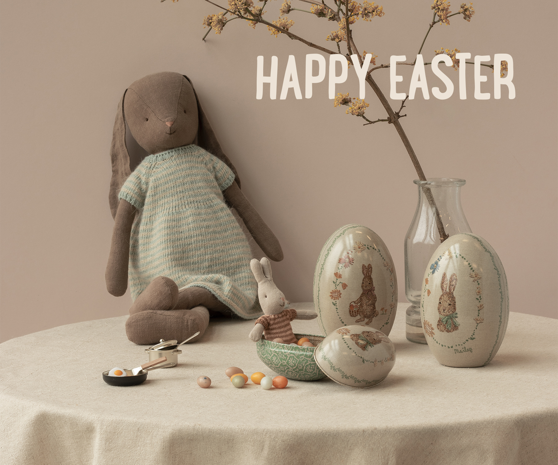 Maileg Bunny saying "Happy Easter to You"