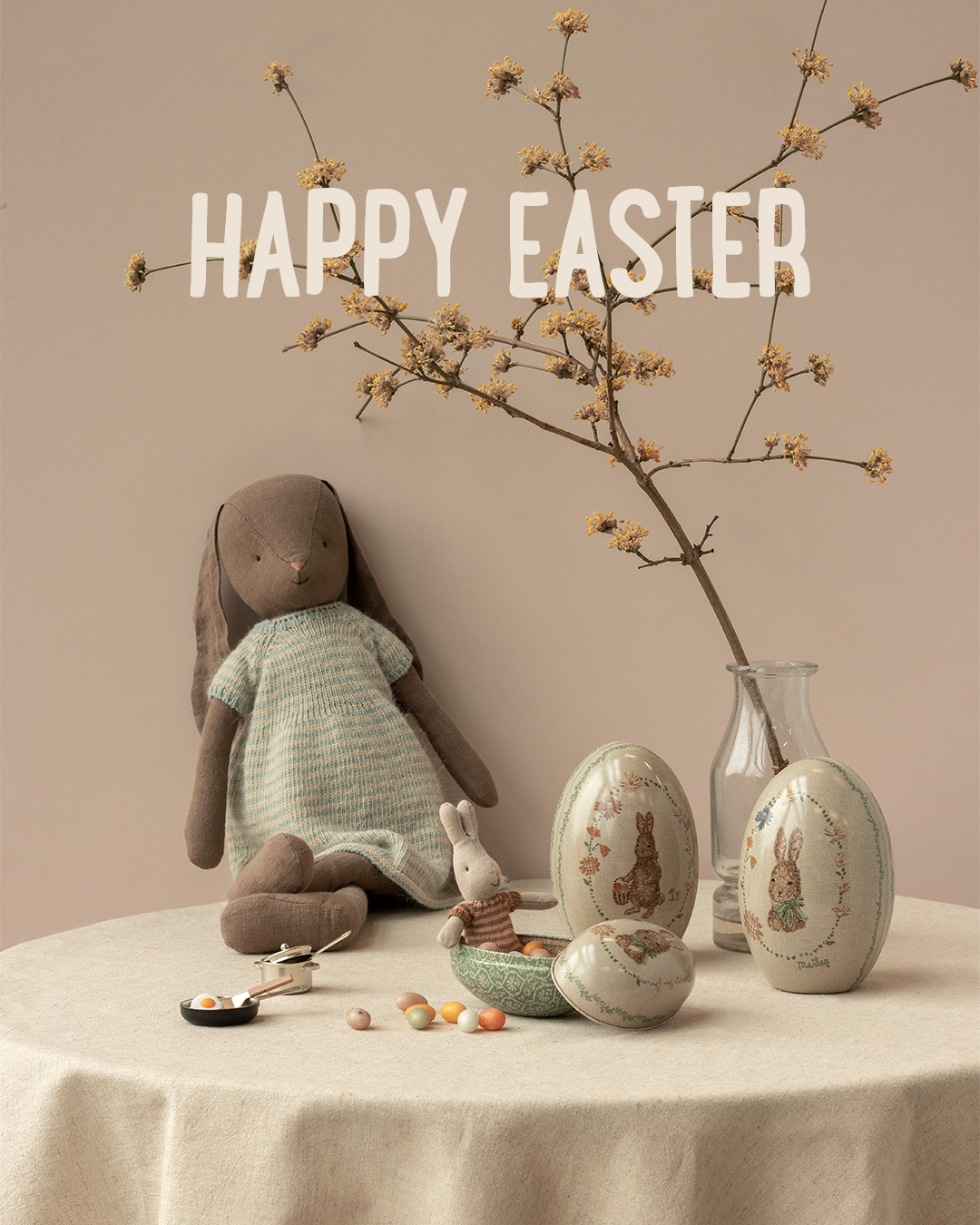 Maileg Bunny saying "Happy Easter to You"