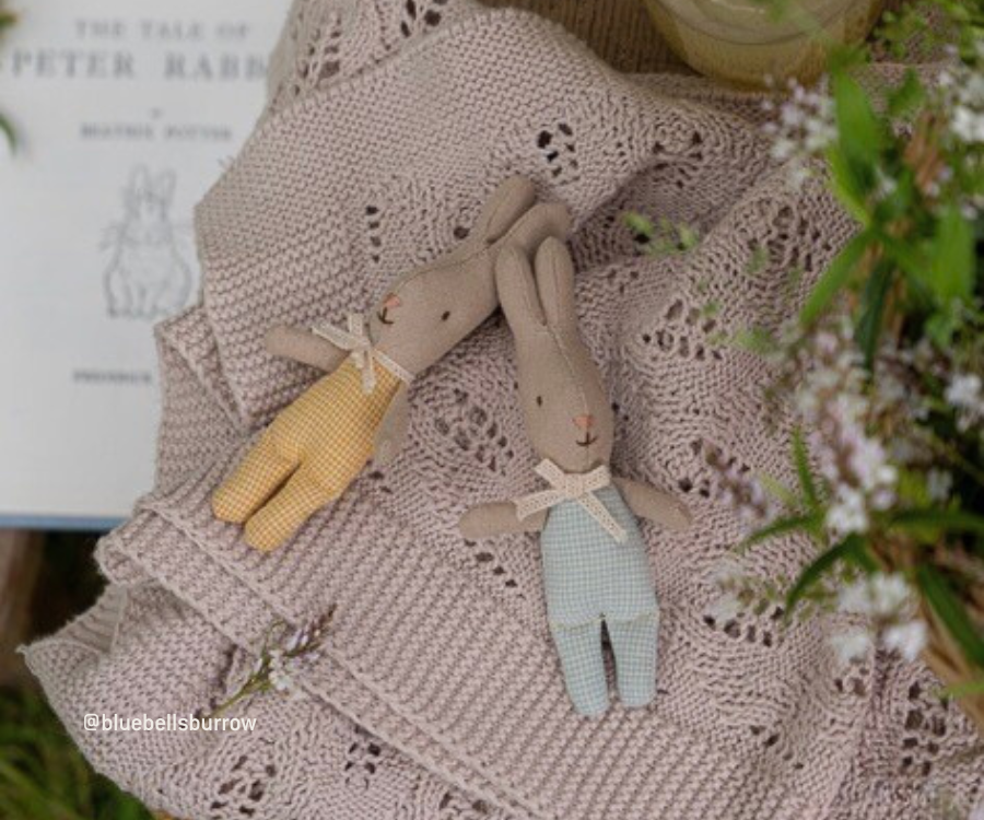 Maileg Rabbits sitting on a balnket in picnic.