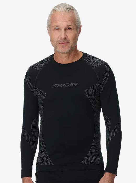 Man wearing Black Momentum Baselayer Top