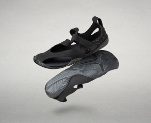 Product view of the ultralight Wildling sandals: One model in blue and brown and one model in black/dark gray, shown floating to display the flexible sole.
