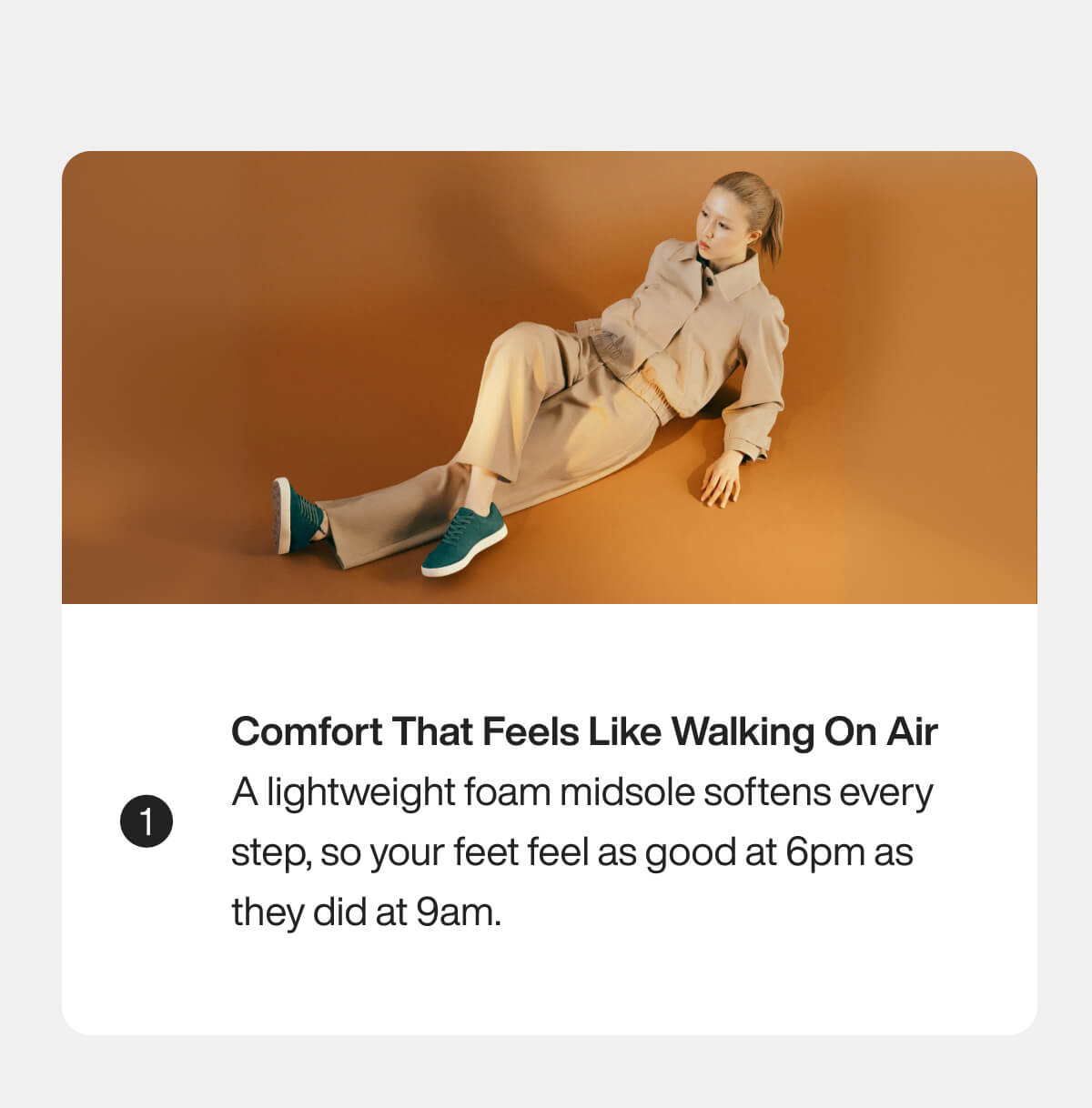 Green sneakers with white soles on tan floor, worn with beige pants. Text highlights comfort and lightweight foam midsole.