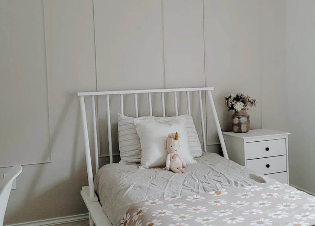 Kid's room featuring Beigeing accent wall