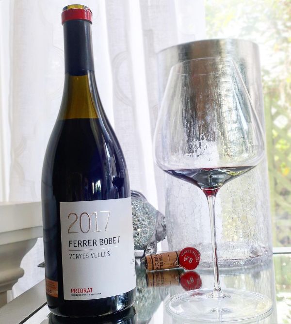 Bottle and glass of Priorat Vinyes Velles 2017 (Old Vines) by Ferrer Bobet.