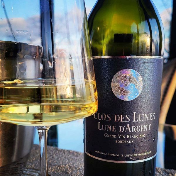 Bottle and glass of Lune D'Argent 2020 by Clos Des Lunes.