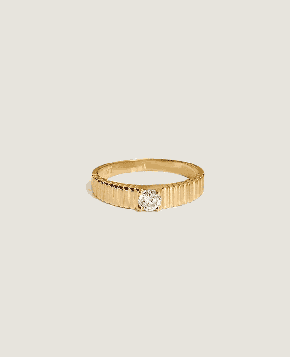 Petite Classic Solis Ribbed Ring Diamond