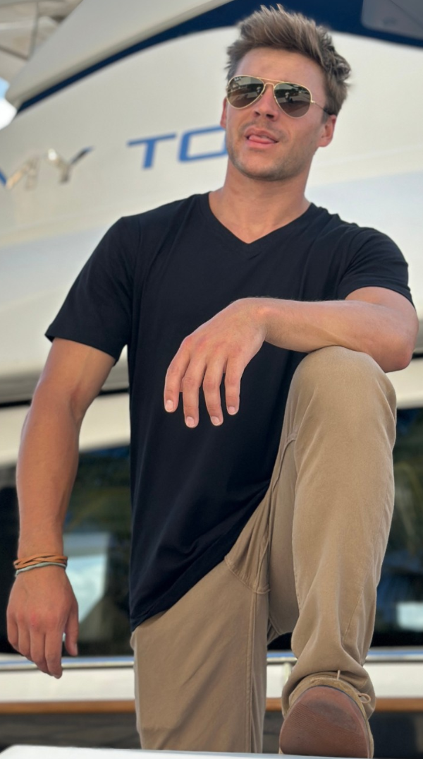 black v neck denkhaki darks