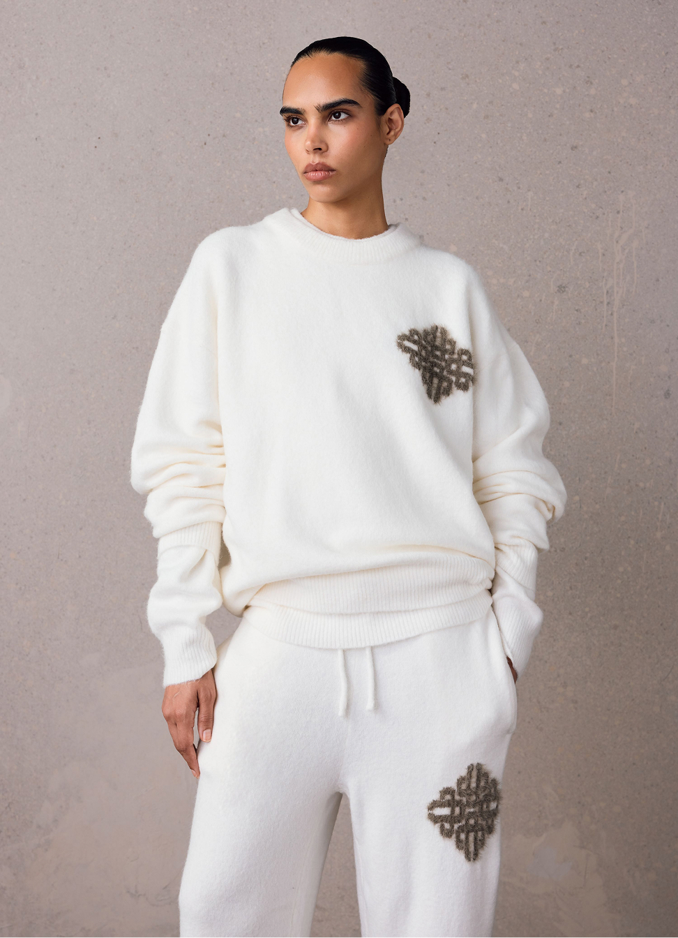 EMBLEM FLUFFY KNIT CREW