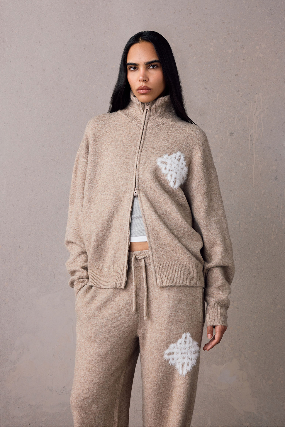 EMBLEM FLUFFY KNIT FUNNEL NECK