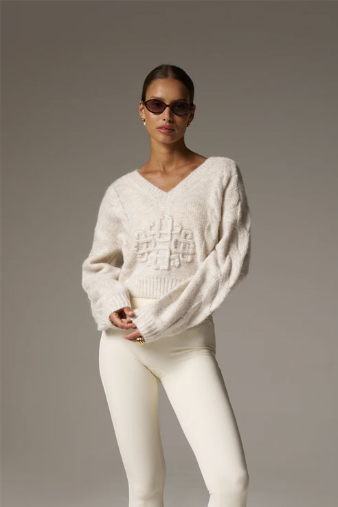 EMBLEM KNITTED V NECK JUMPER