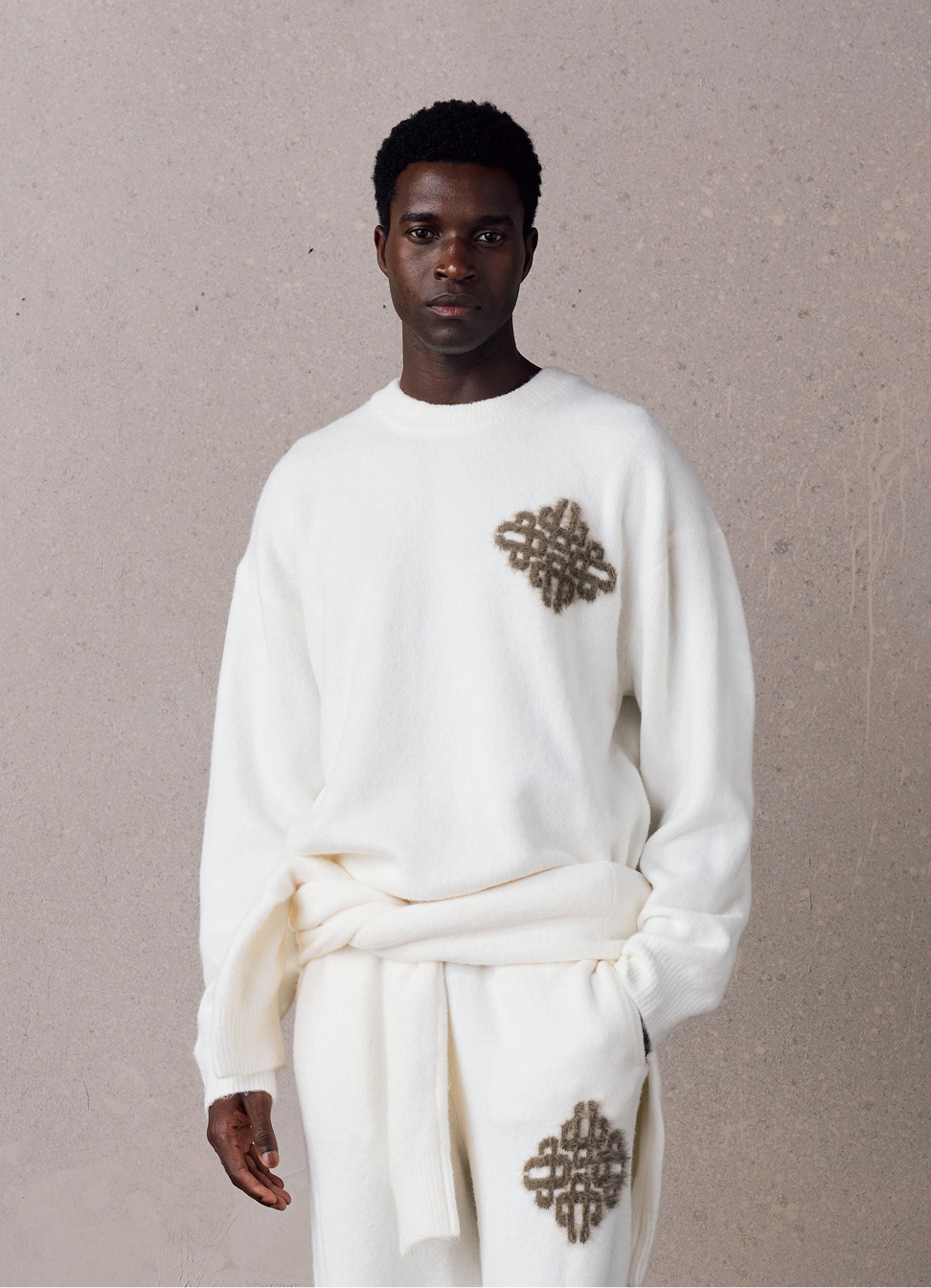 EMBLEM FLUFFY KNIT CREW