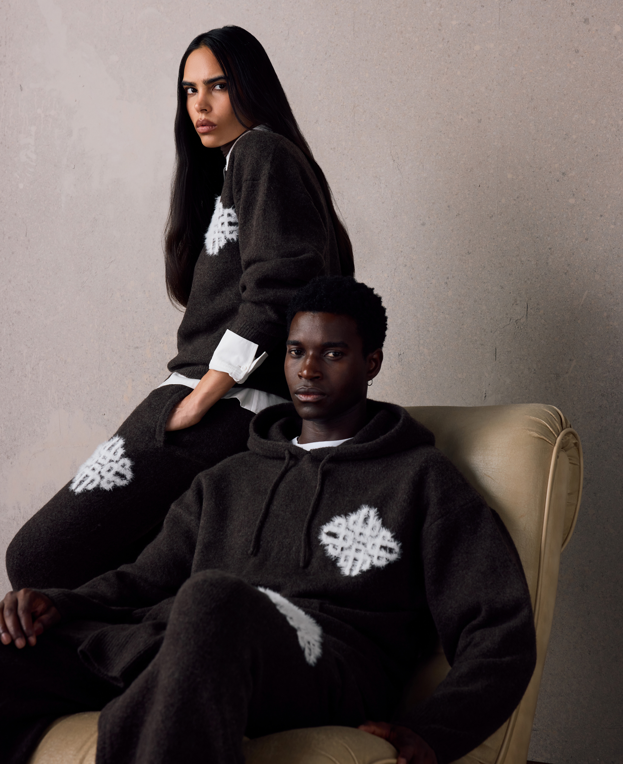 EMBLEM FLUFFY KNIT HOODIE