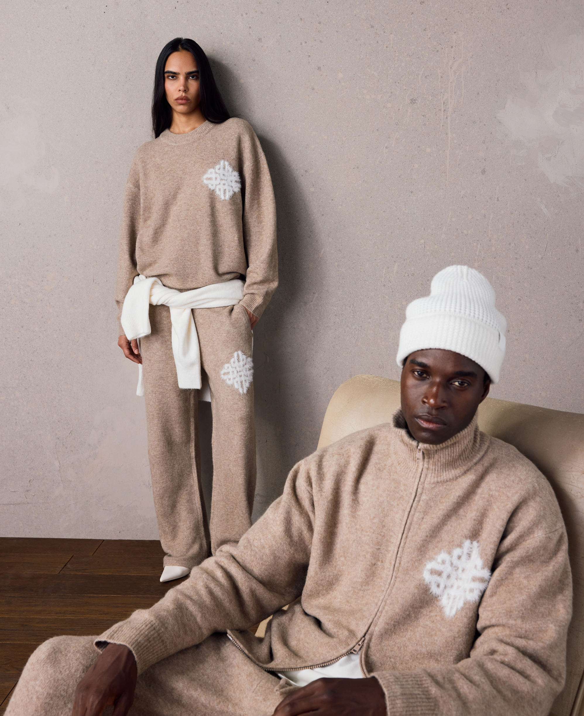 EMBLEM FLUFFY KNIT FUNNEL NECK