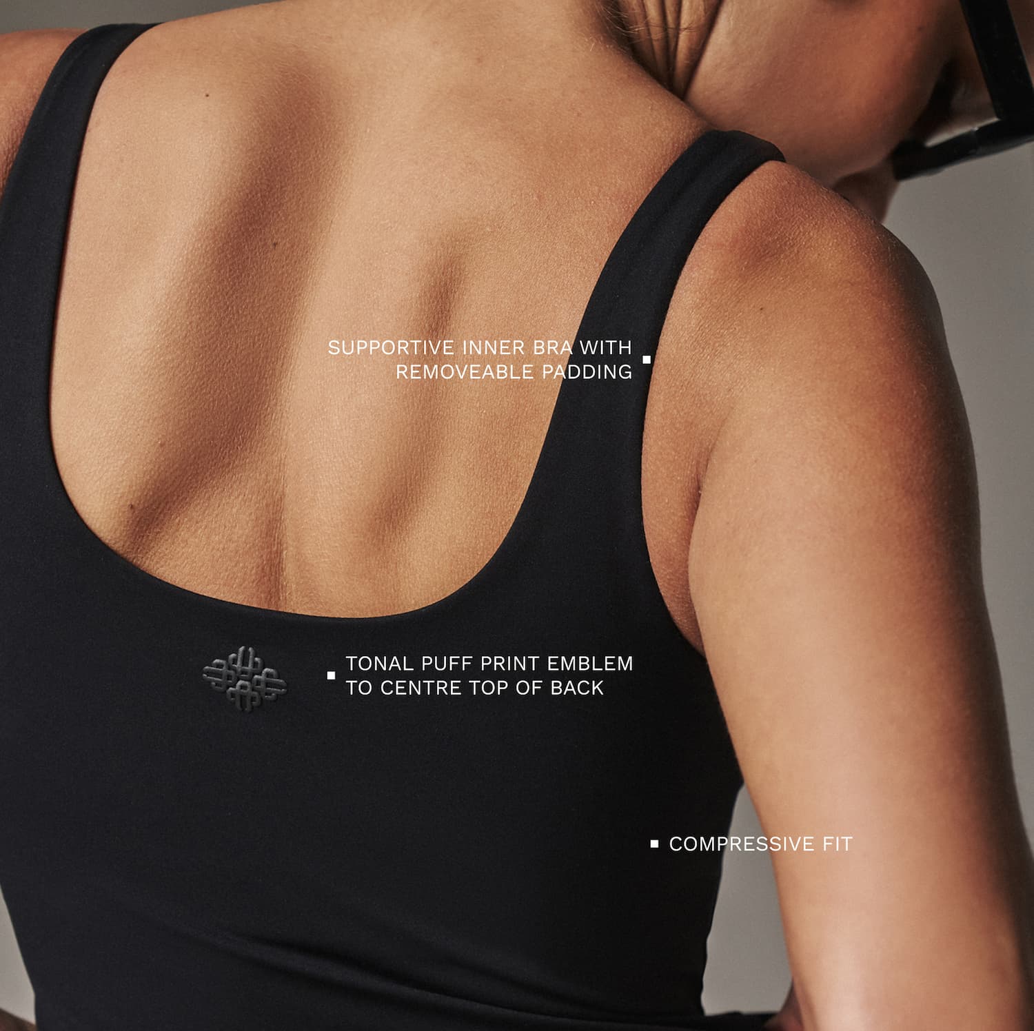 SCULPTING STRETCH SCOOP NECK SPORTS TOP