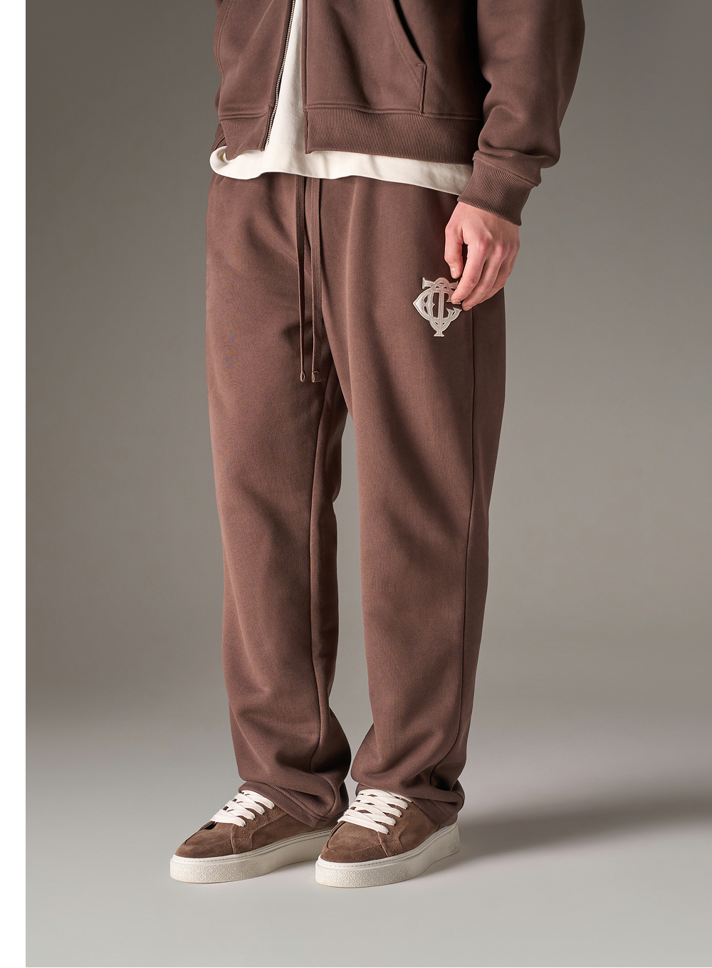 HEAVYWEIGHT MONOGRAM APPLIQUE EMBLEM JOGGERS