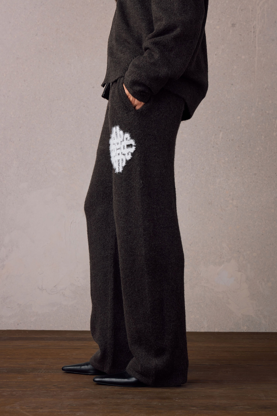 EMBLEM FLUFFY KNIT JOGGERS