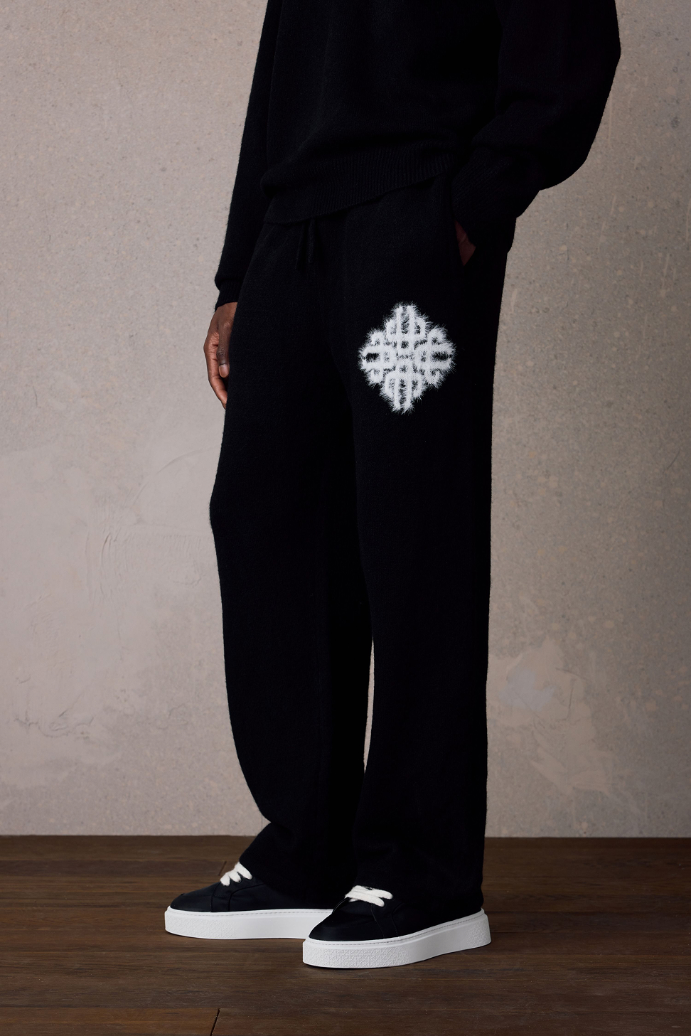 EMBLEM FLUFFY KNIT JOGGERS