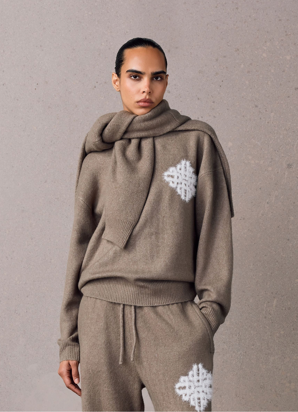 EMBLEM FLUFFY KNIT CREW