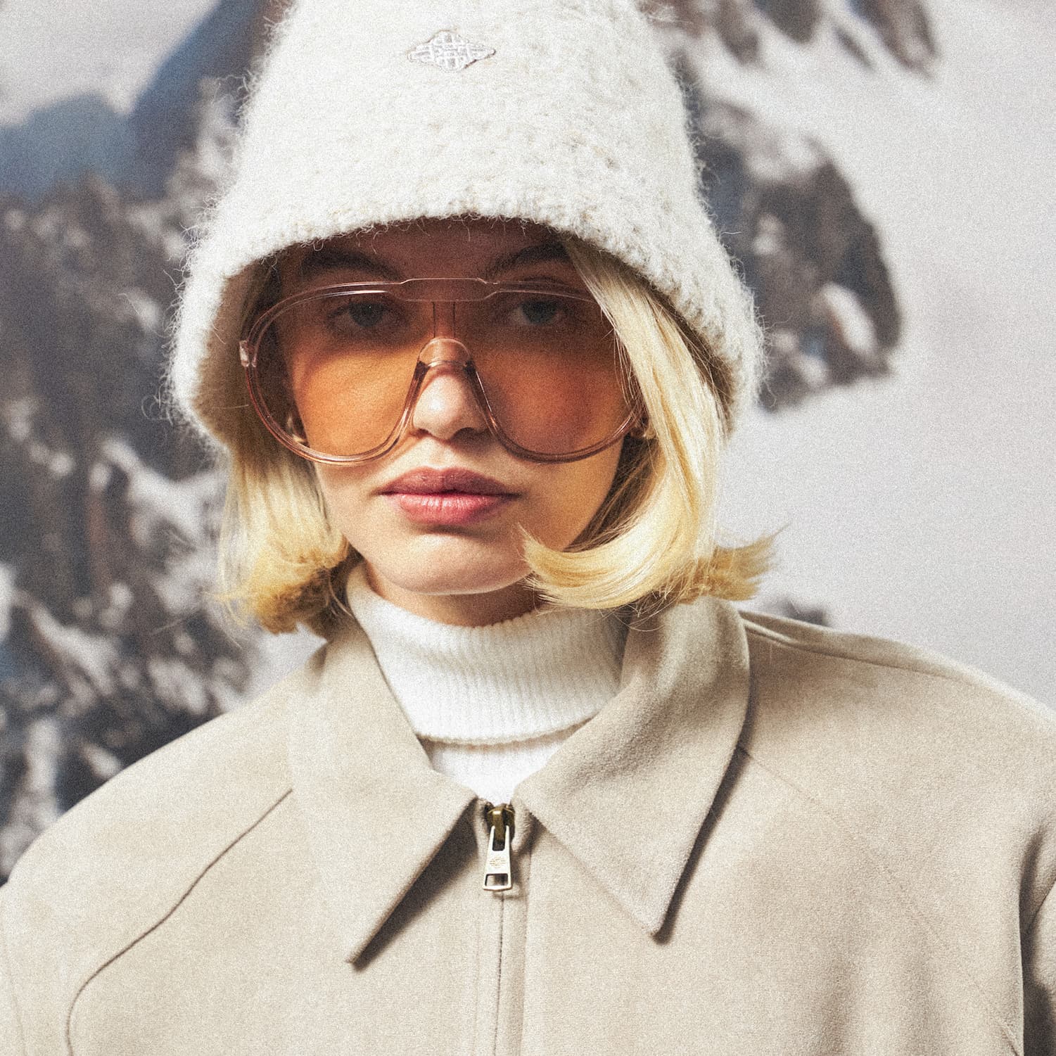 KNITTED EMBLEM BUCKET HAT