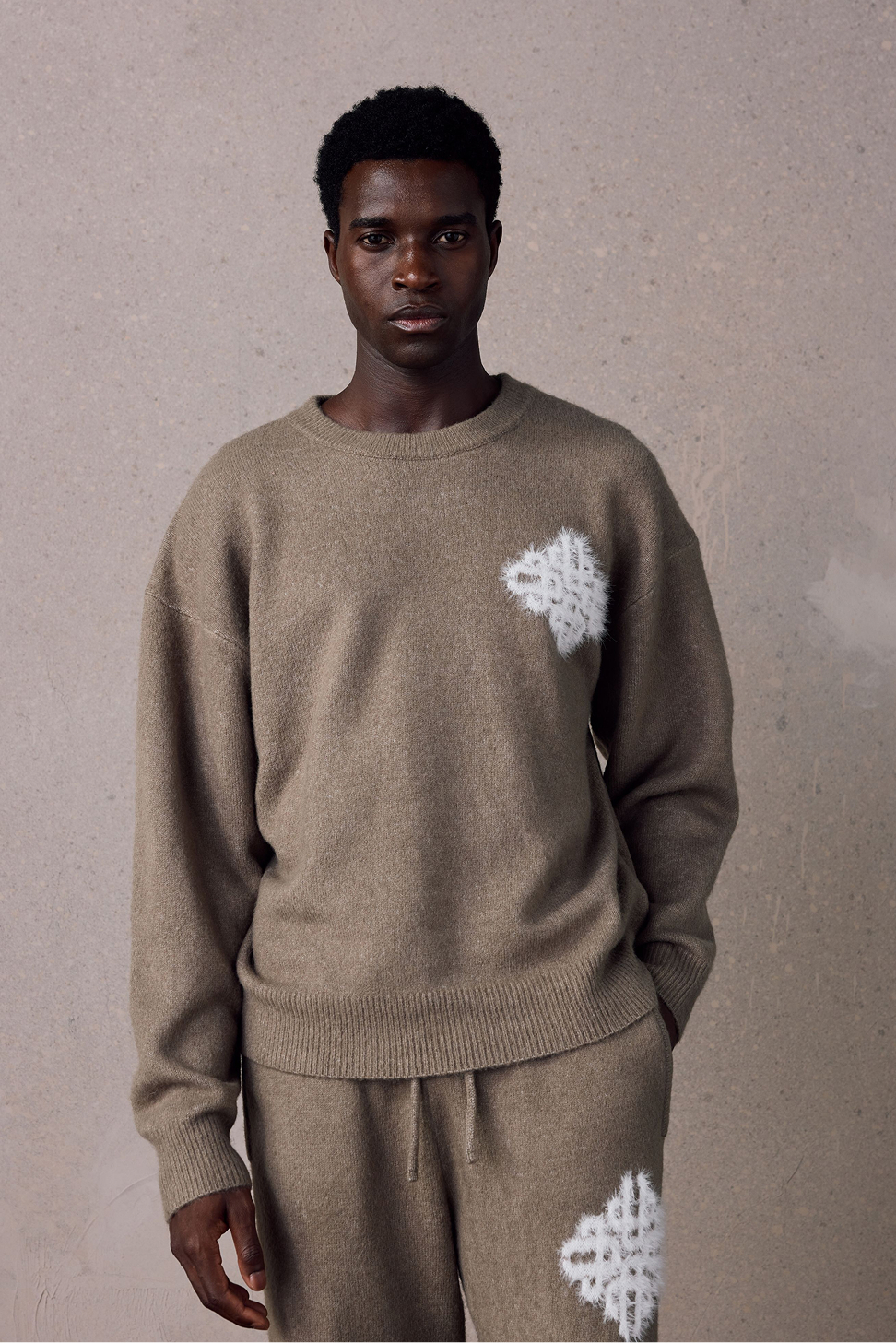 EMBLEM FLUFFY KNIT CREW