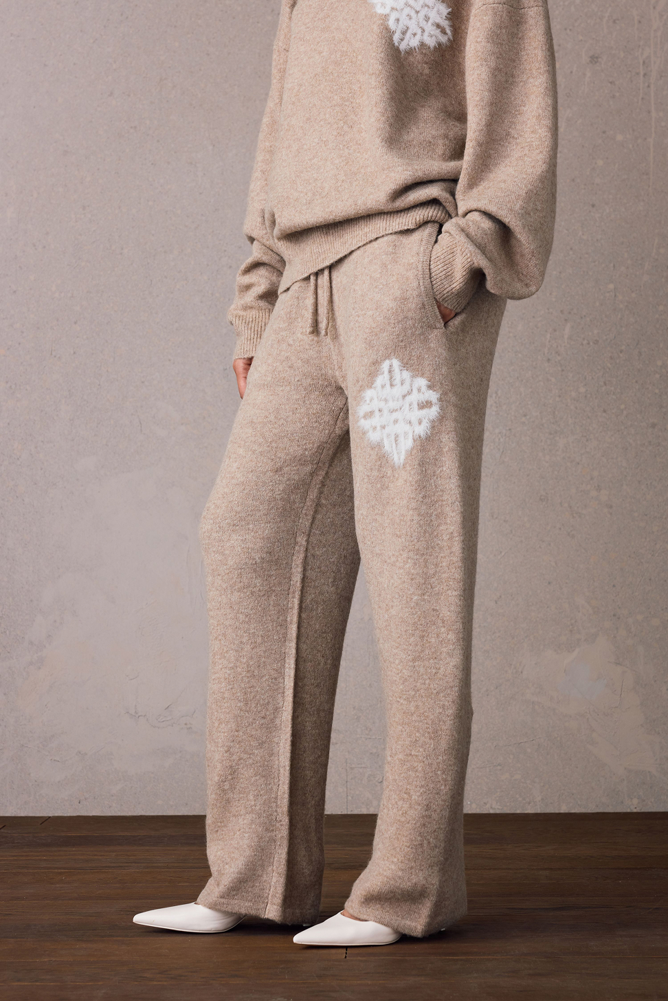 EMBLEM FLUFFY KNIT JOGGERS