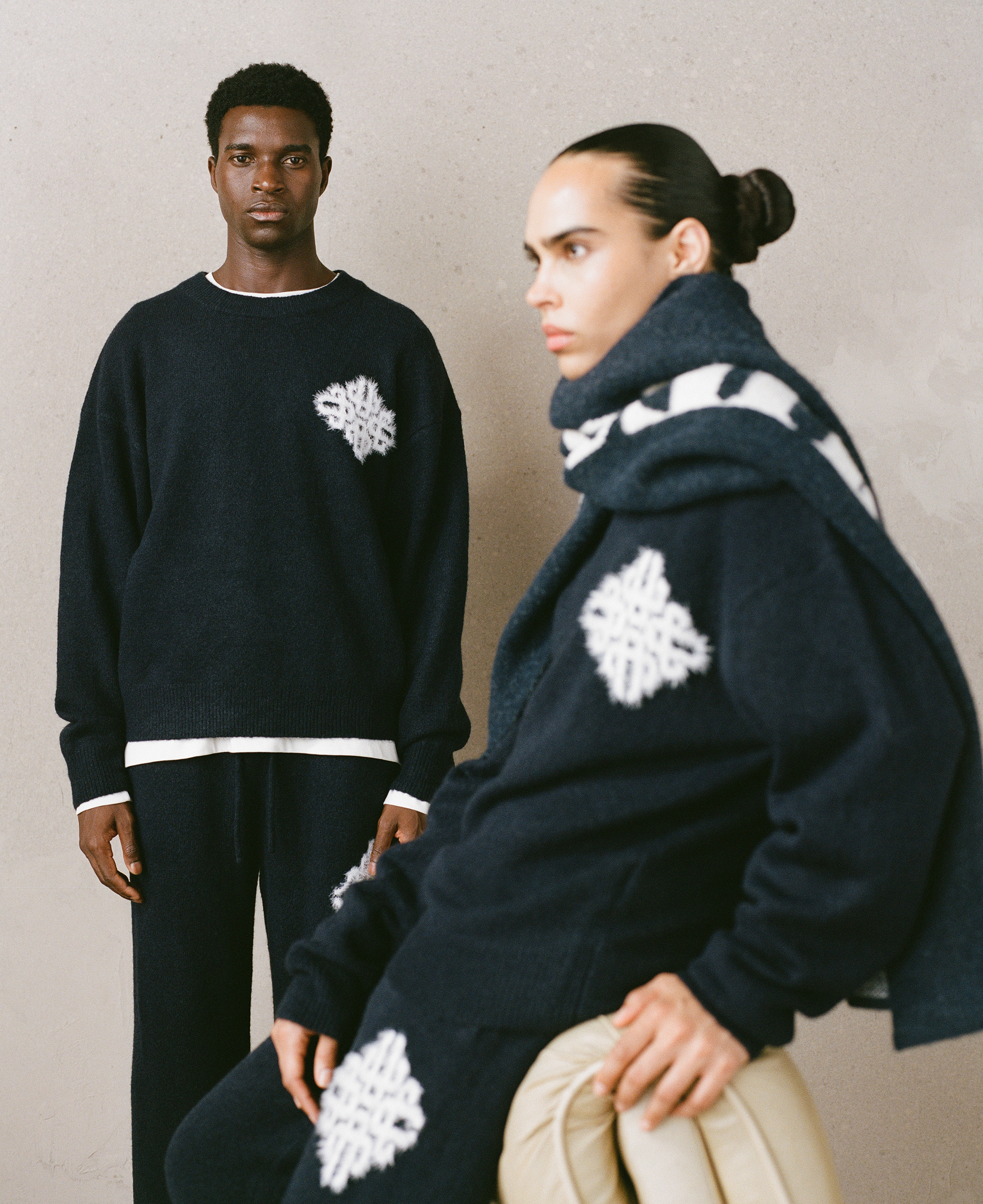 EMBLEM FLUFFY KNIT CREW