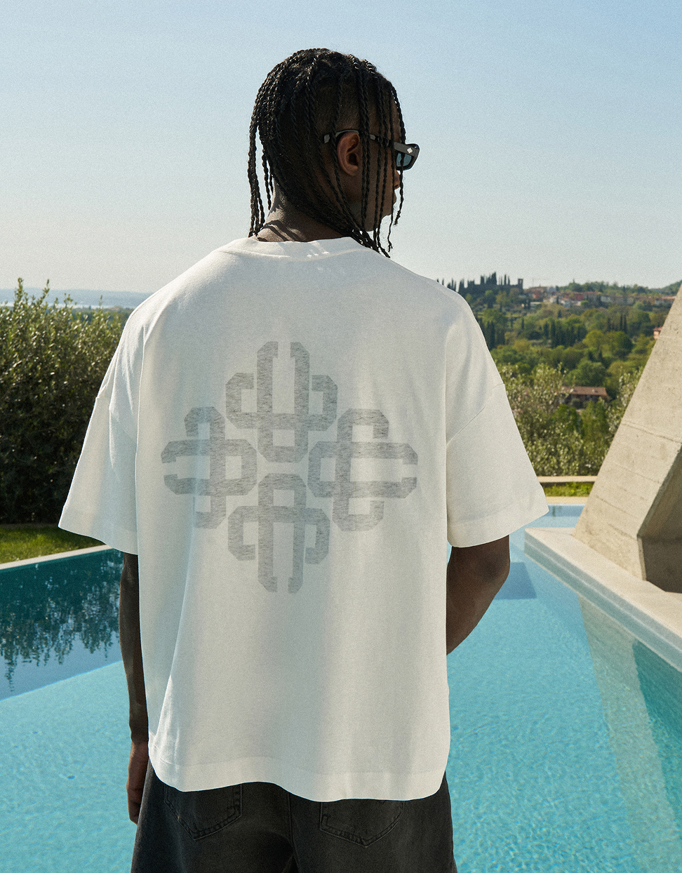 EMBLEM REVERSE PRINT T-SHIRT
