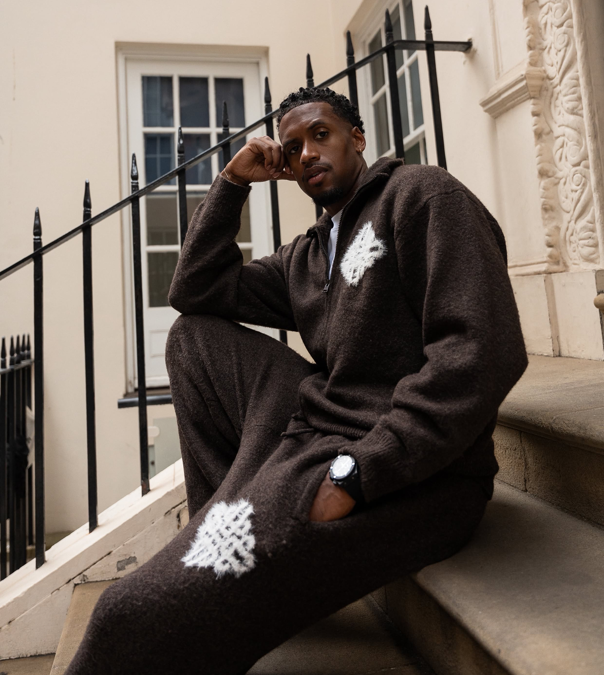 EMBLEM FLUFFY KNIT CREW