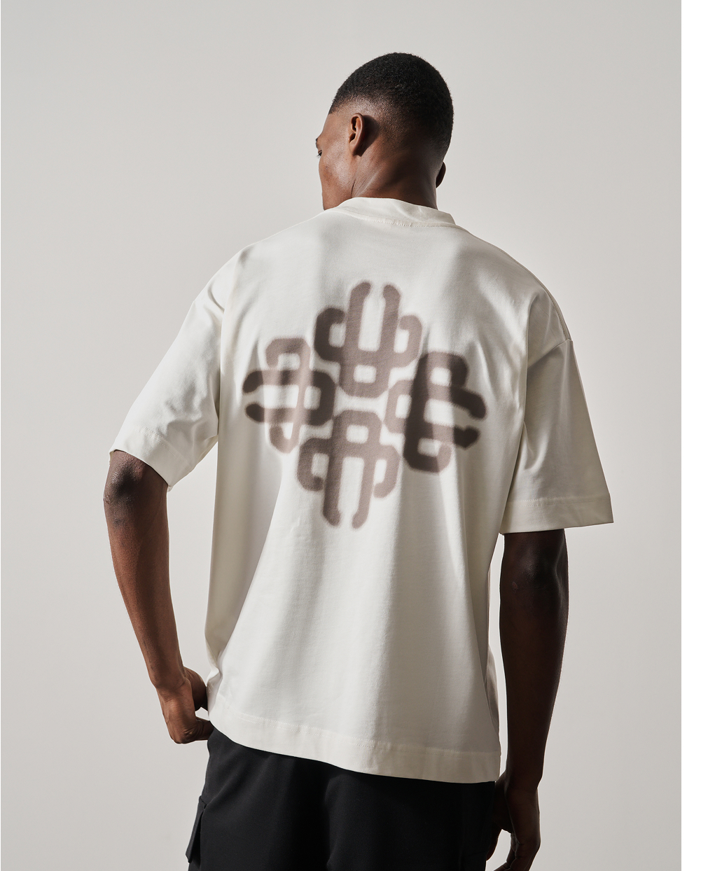 BLURRED GRAPHIC EMBLEM T-SHIRT