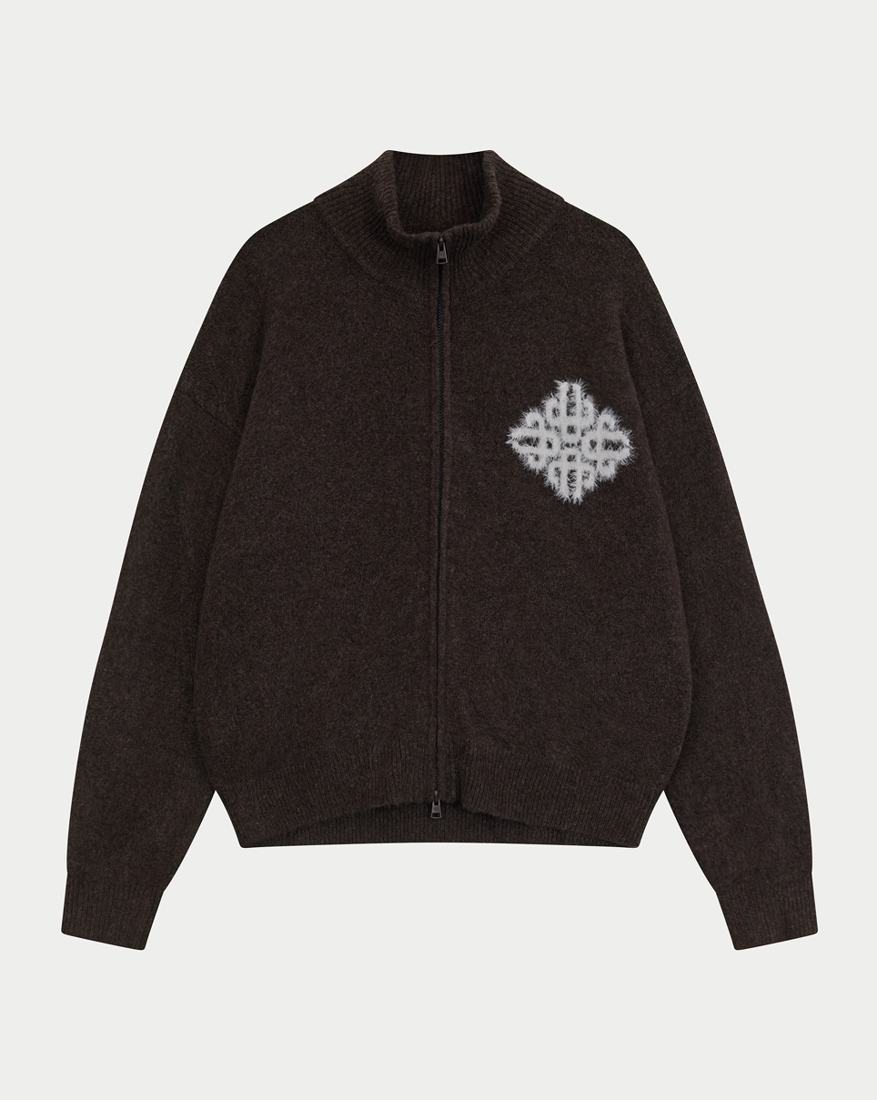 EMBLEM FLUFFY KNIT FUNNEL NECK