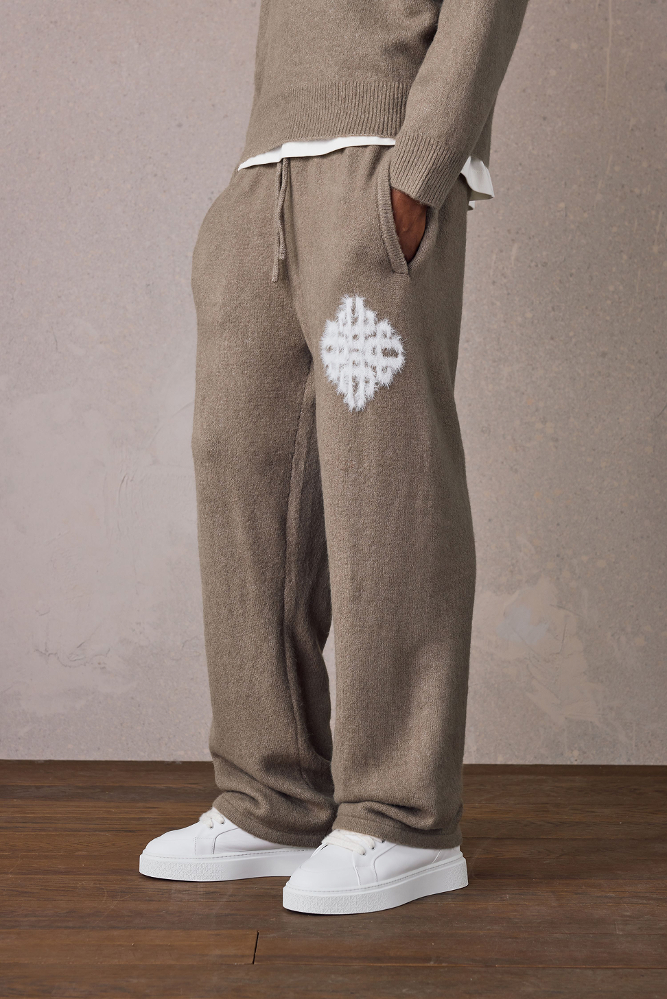 EMBLEM FLUFFY KNIT JOGGERS