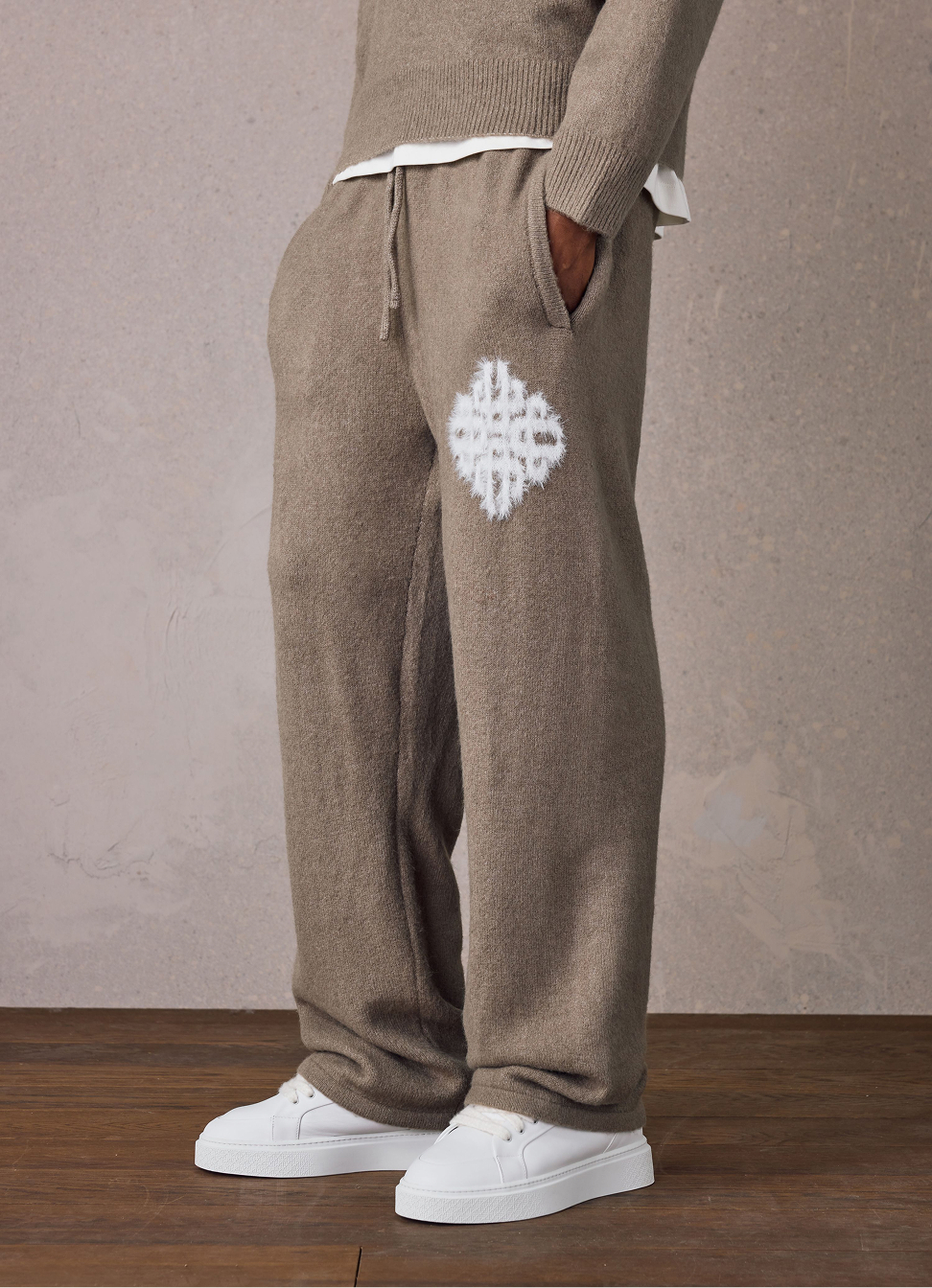 EMBLEM FLUFFY KNIT JOGGERS