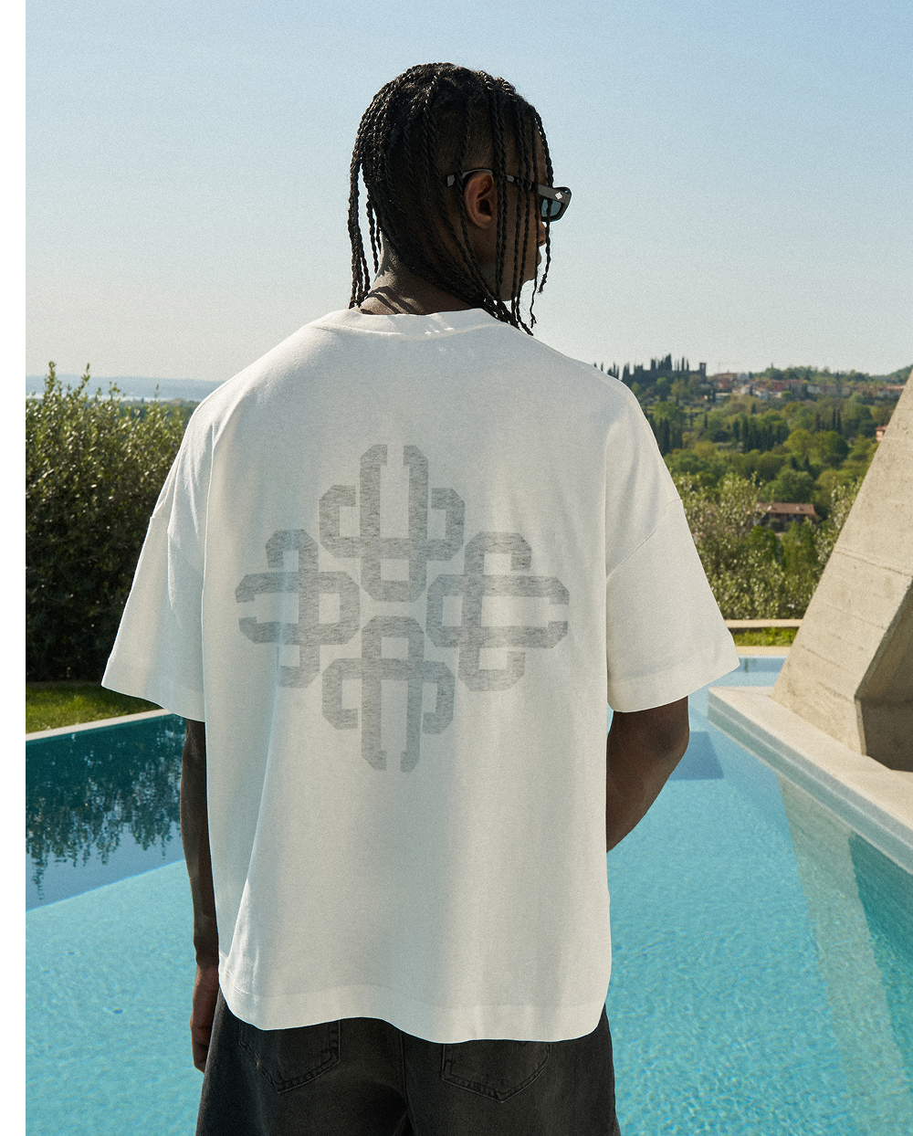 EMBLEM REVERSE PRINT T-SHIRT