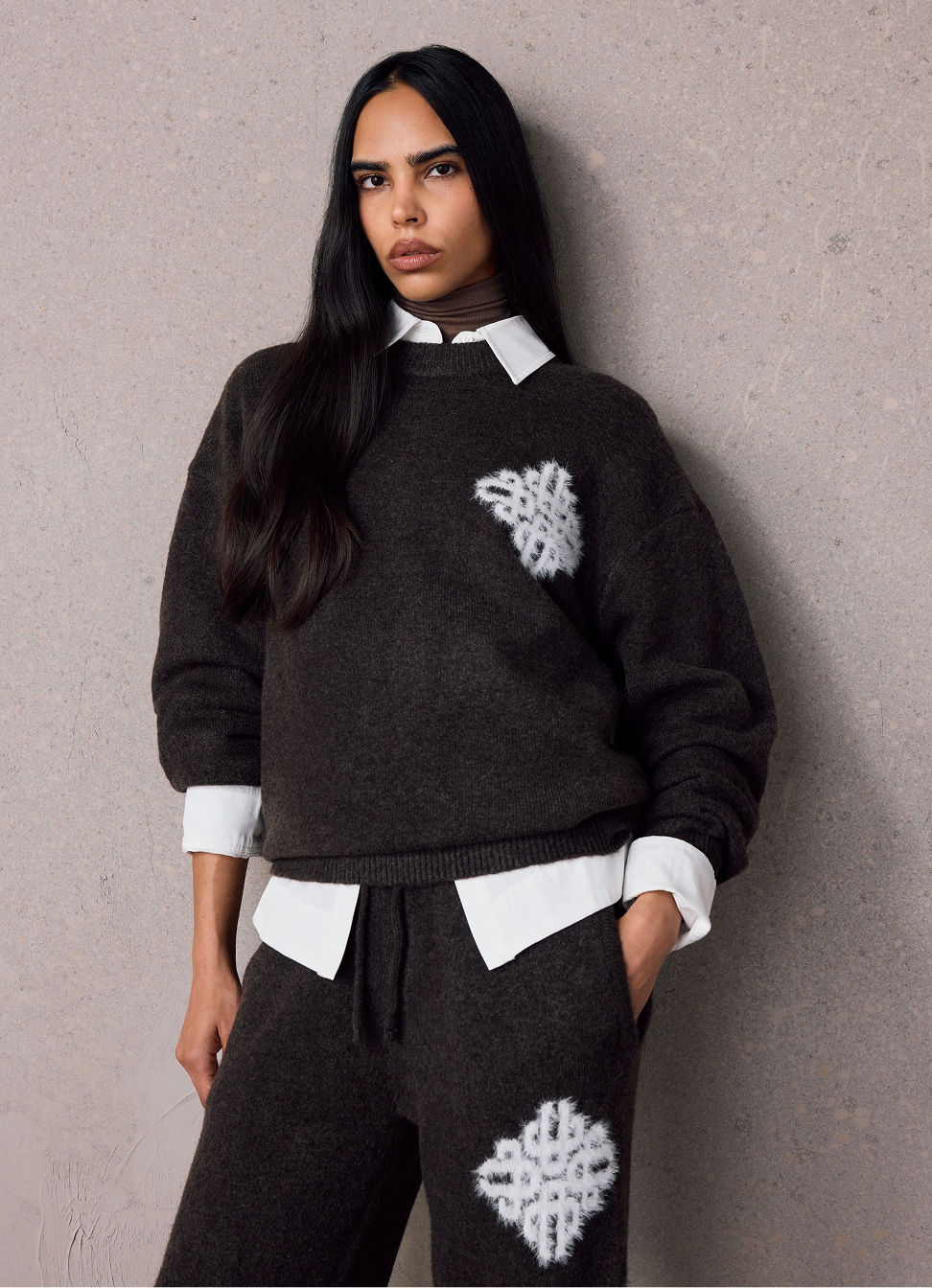 EMBLEM FLUFFY KNIT CREW