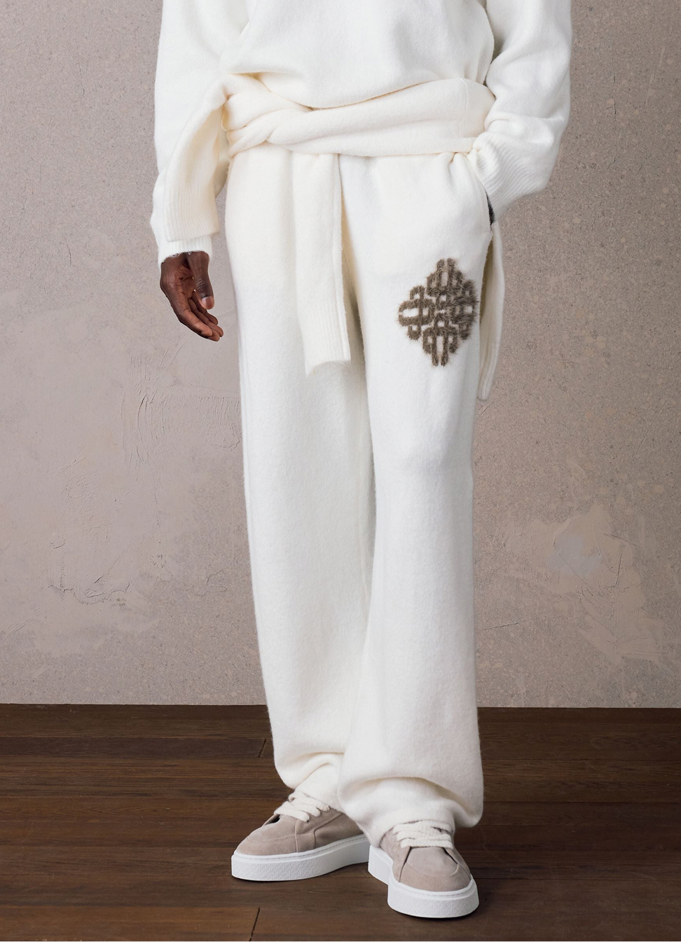 EMBLEM FLUFFY KNIT JOGGERS