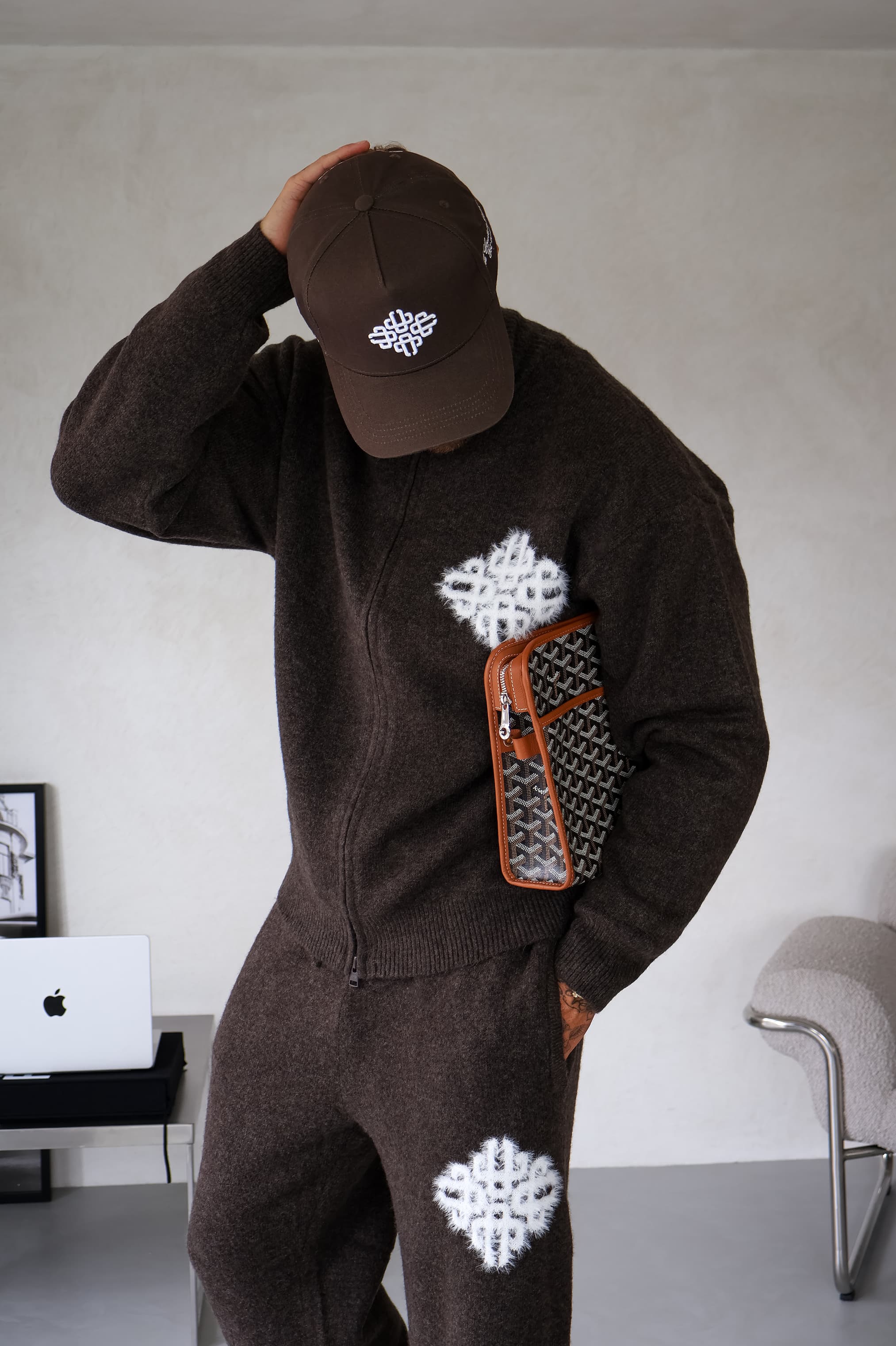 EMBLEM FLUFFY KNIT BROWN