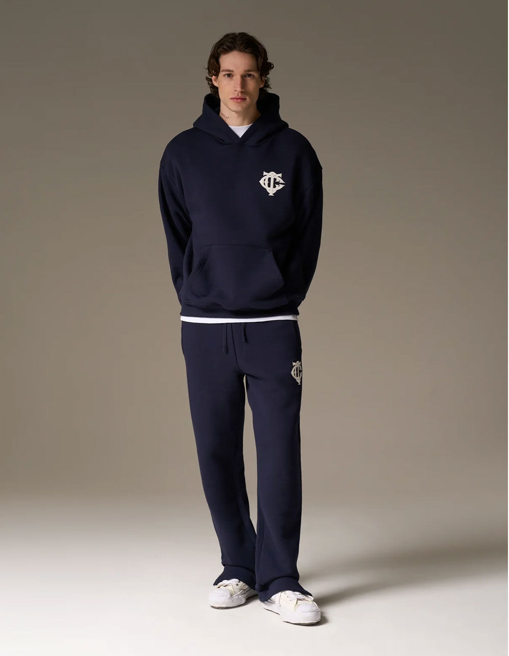 HEAVYWEIGHT MONOGRAM APPLIQUE EMBLEM HOODIE