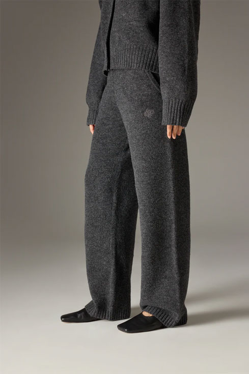 FLUFFY KNIT EMBLEM EMBROIDERED JOGGER