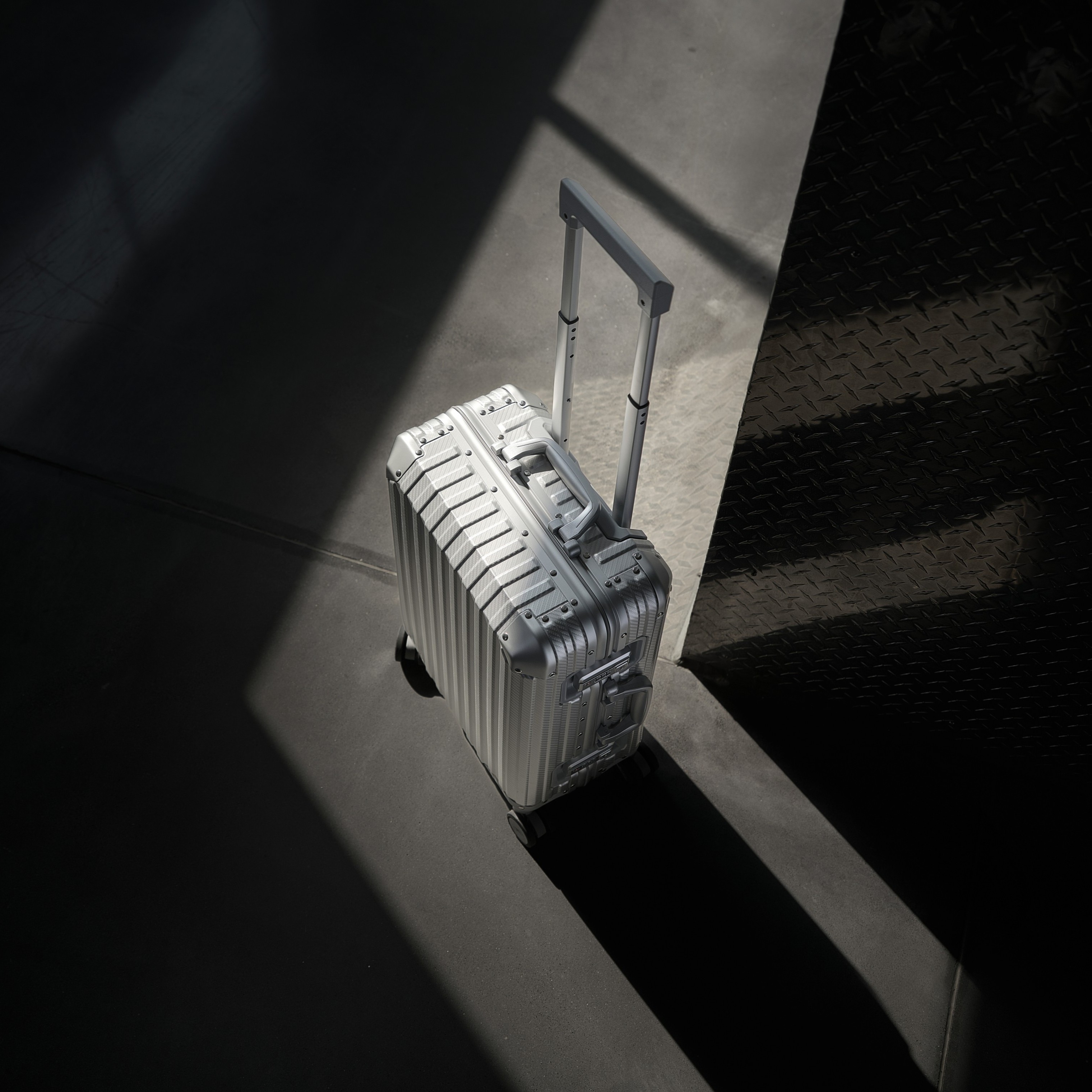 TREVA Aluminum Suitcase Silver