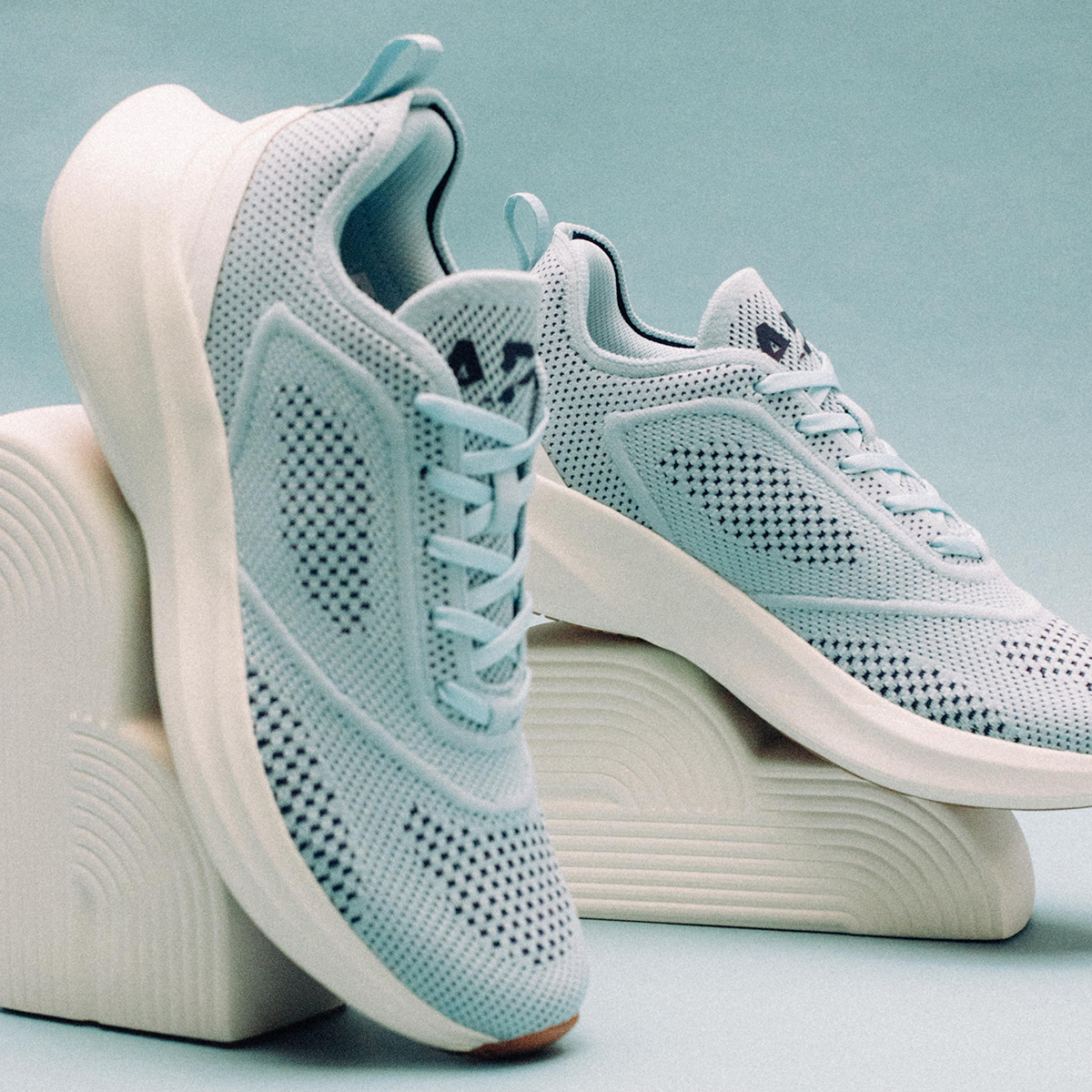 TechLoom Dream in Powder Blue / Navy / Linen