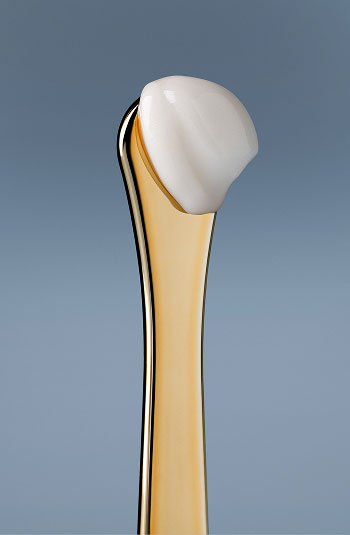 An image of a gold spoon showing the The Water Cream formula 