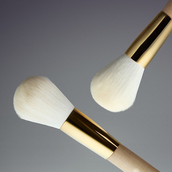 An image of the Powder Brush, complimentary with $150+ orders