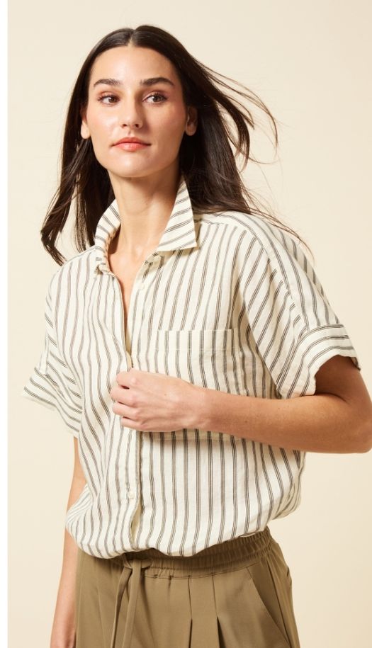 Oversized boxy linen shirt with striped print, cropped length, front pocket and relaxed silhouette in lightweight breathable fabric.
